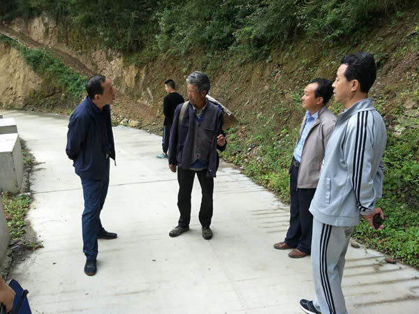 隴運(yùn)集團(tuán)公司黨委書記、董事長李寅祥同志深入琵琶鎮(zhèn)寧強(qiáng)村開展幫扶工作