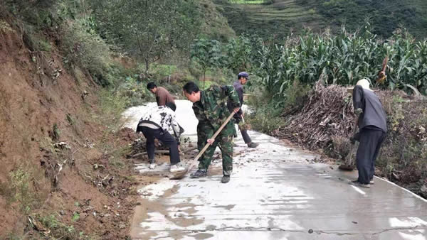 緊扛幫扶責(zé)任 搶修通村公路